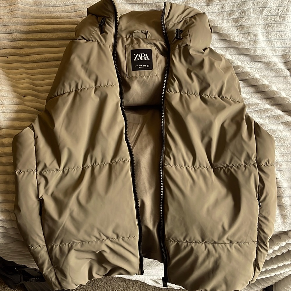 Men’s puffer Zara no sleeve jacket/vest with hood.